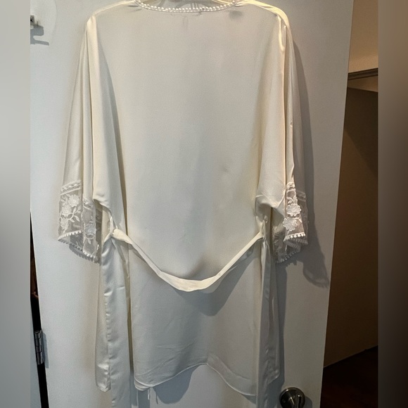 Ivory Robe - Picture 5 of 7